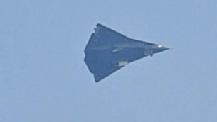 Cina, ecco il nuovo super-jet di Pechino: il debutto del caccia 'invisibile' - Video