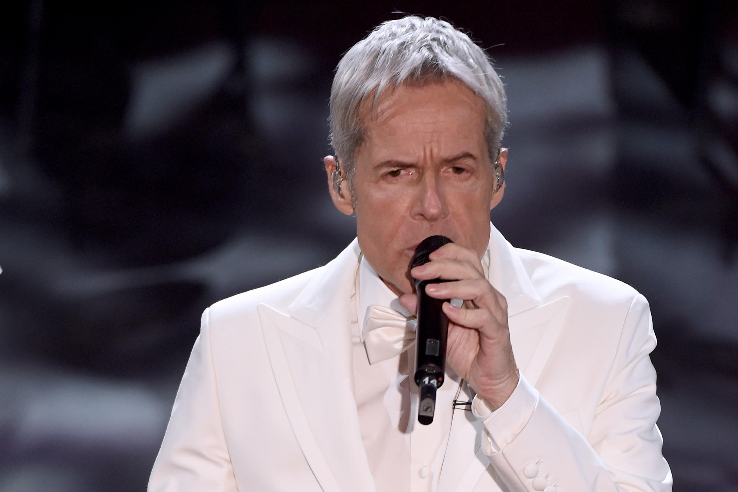 Claudio Baglioni positivo al Covid, slittano 5 concerti: biglietti validi