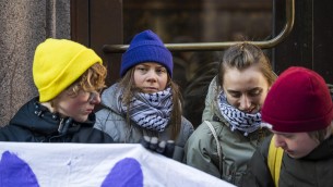 Clima, Greta Thunberg protesta davanti parlamento svedese: "Più giustizia climatica"