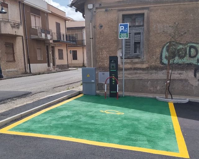 colonnina-di-ricarica-auto-elettriche-campo-calabro