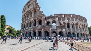 Colosseo, trovato 'Ivan': il turista ha inciso il nome sul muro