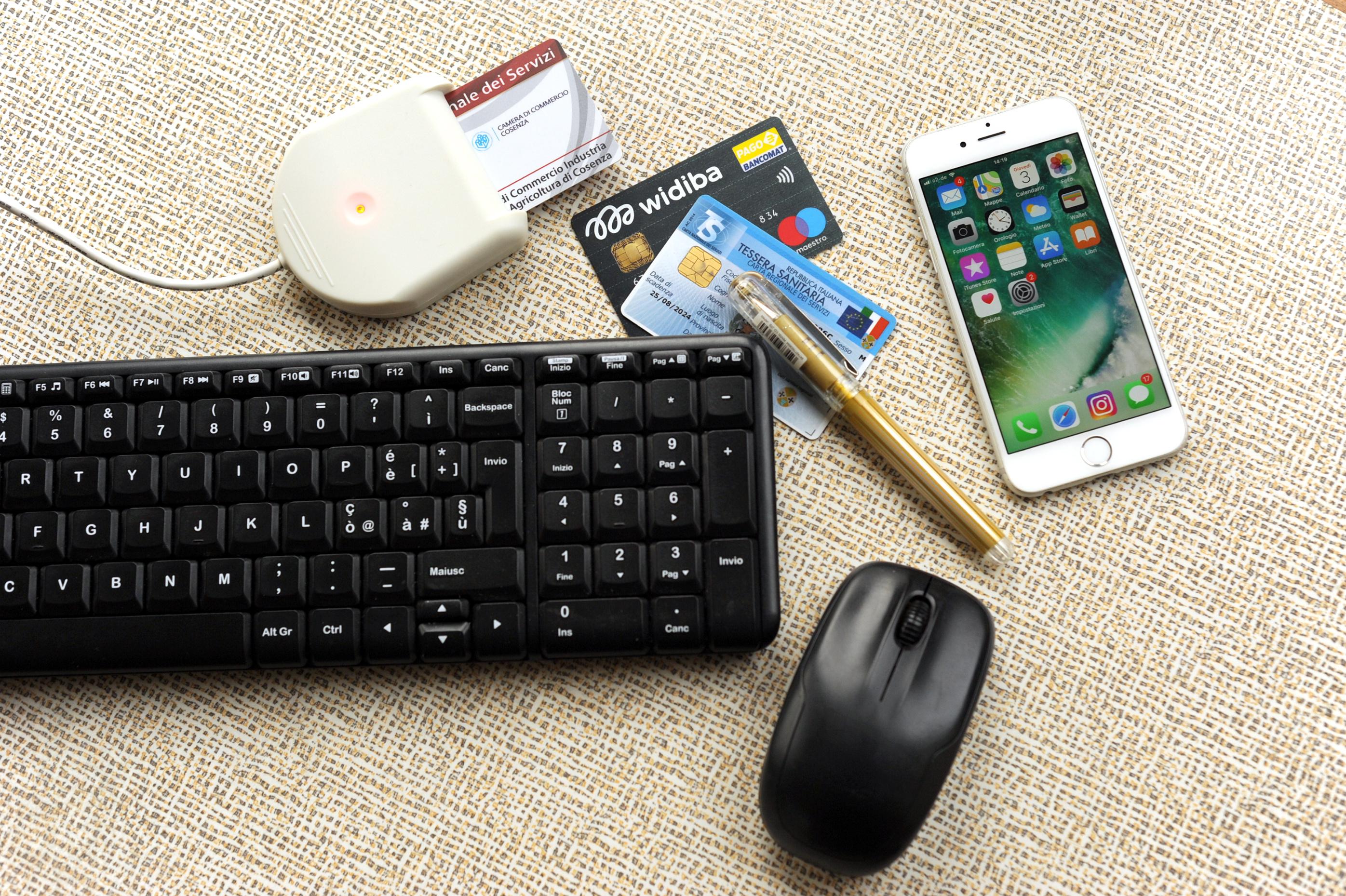 Come fare lo Spid: online, alle Poste, da casa