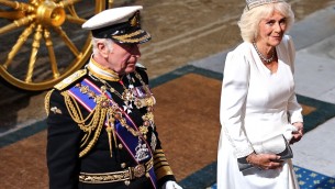 Compleanno di lavoro per Camilla, al fianco di Carlo in Parlamento