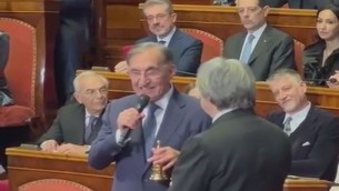 Concerto Natale in Senato, La Russa dona al Maestro Muti la tradizionale campanella - Video