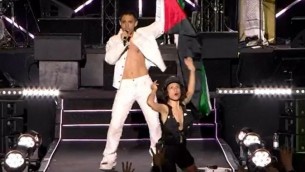 Concerto primo maggio, Cosmo con bandiera palestinese