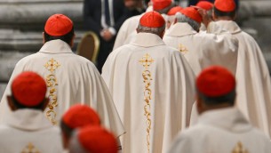 Conclave 2025, sondaggio tra vaticanisti: in pole Parolin con il 38%