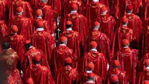 Conclave, cardinali tornano a riunirsi: oggi sarà decisa la data