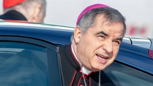Conclave, il cardinale Becciu verso il passo indietro