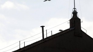 Conclave oggi al via, gli occhi del mondo puntati sul comignolo della Sistina