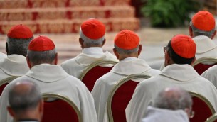 Conclave, tre giorni di fumate nere? I cardinali si fermano per un giorno