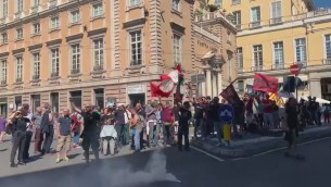 Conte contestato a Genova: "Fuori dal corteo"