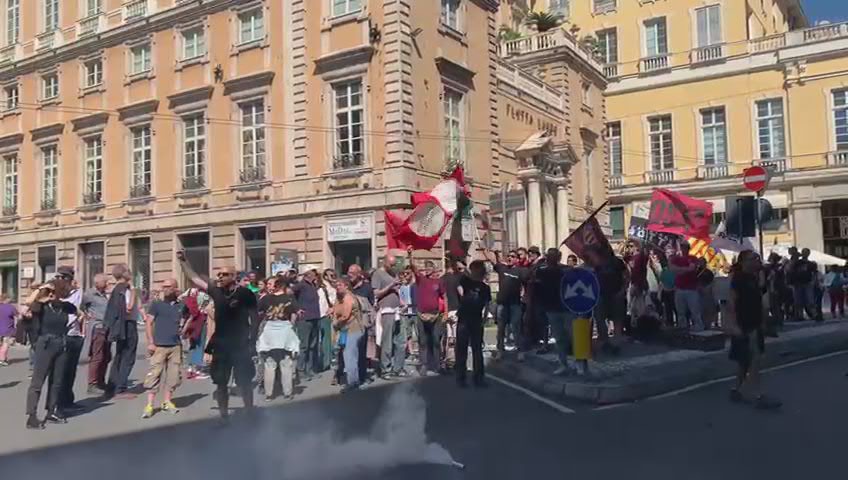 Conte contestato a Genova: "Fuori dal corteo"