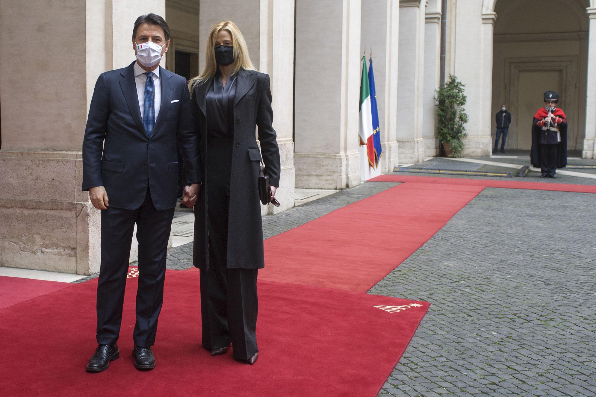 Conte, la compagna e la scorta: tribunale ministri archivia inchiesta