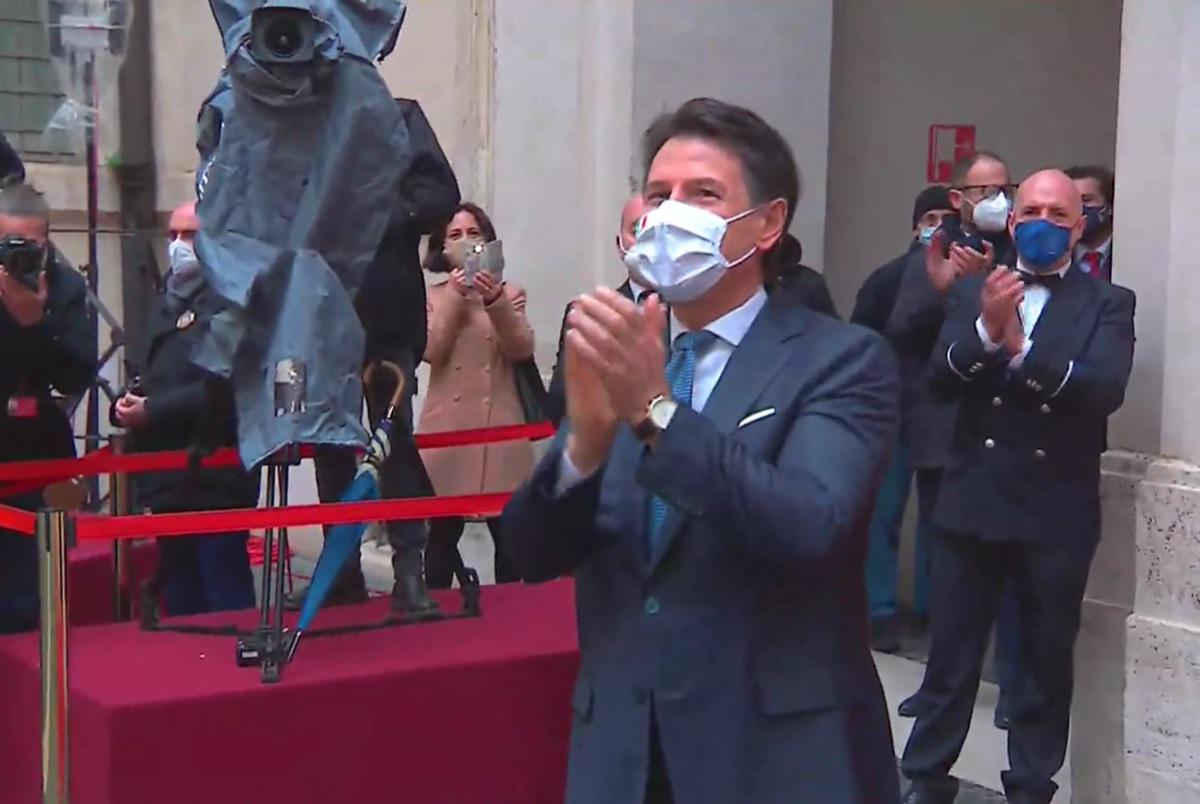 Conte se ne va, l'applauso dei dipendenti di Palazzo Chigi