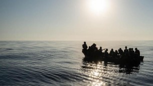 Continuano gli sbarchi a Lampedusa: morto un giovane a poche miglia dall'isola