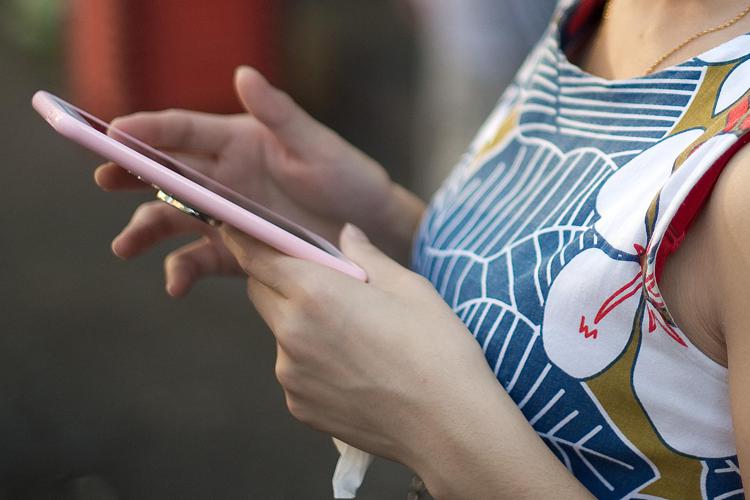 Controllo come segno d'amore e violenza in coppia, i dati choc sugli adolescenti in un report