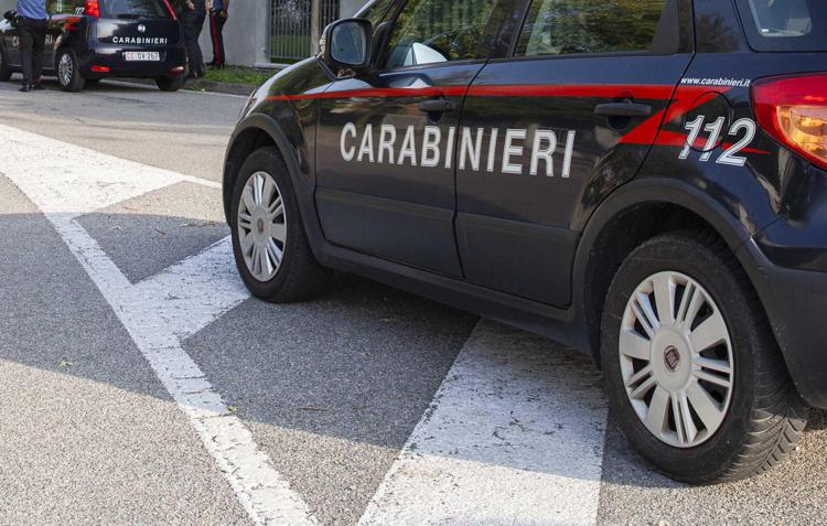 Convocato a scuola per il figlio aggredisce insegnante: "La famiglia non va disturbata"