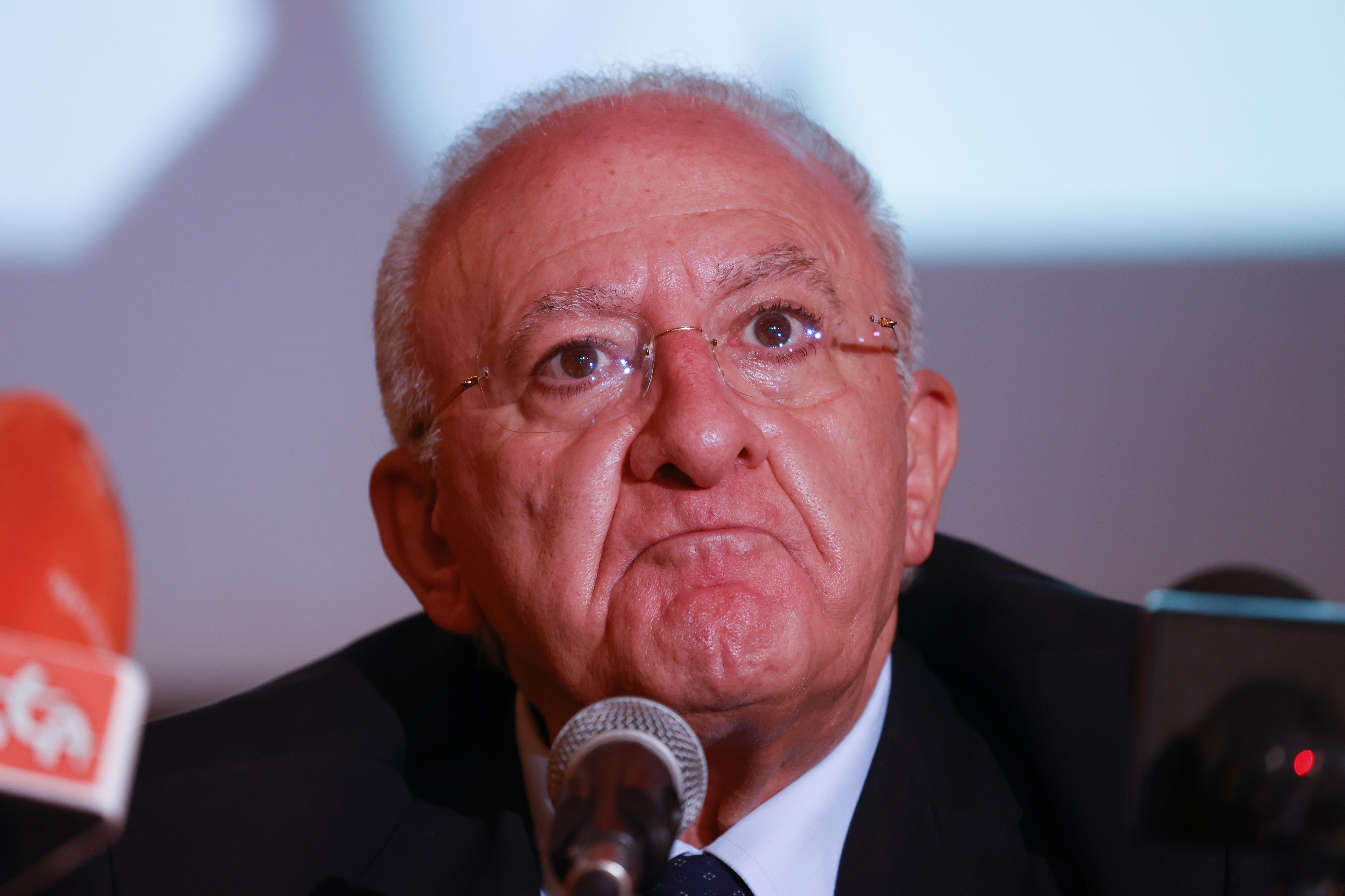 Coprifuoco, De Luca contro Lega: "Raccolta firme stupidaggine"