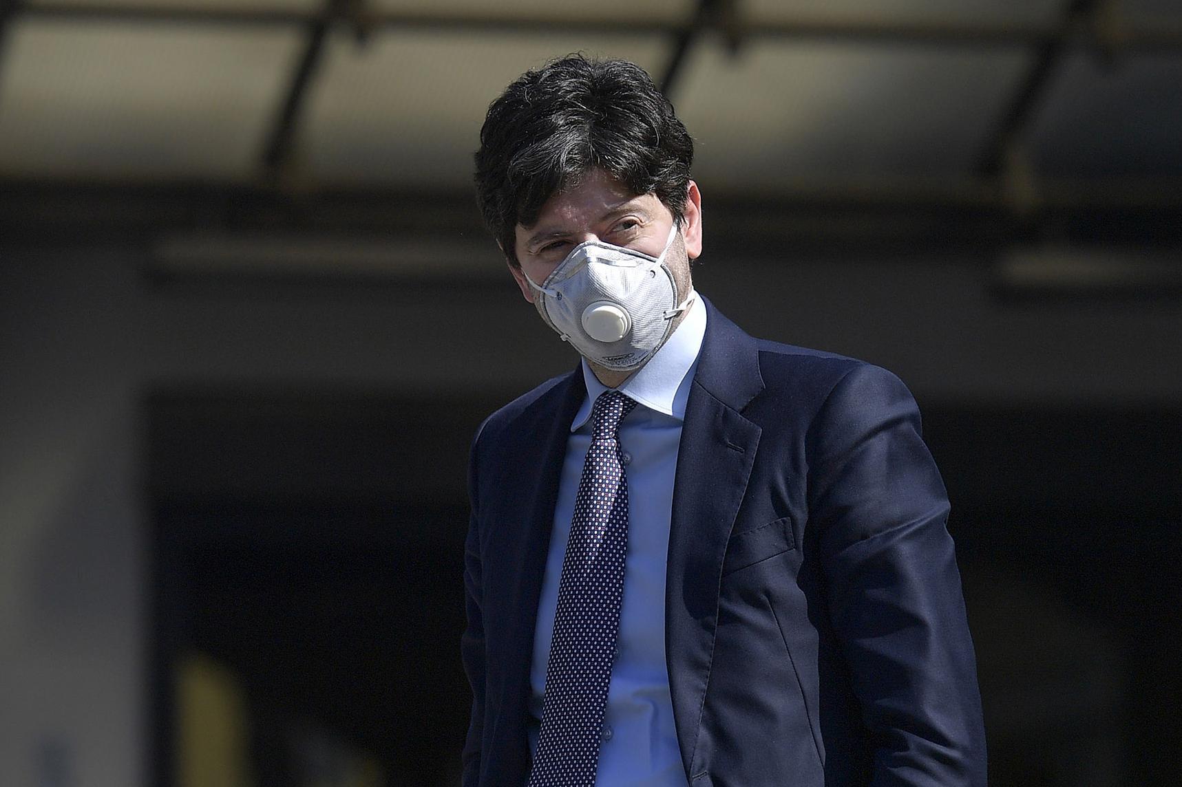 Coprifuoco Italia, Speranza: "Dati migliorano, si può allentare"