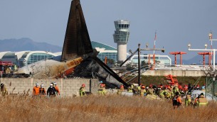 Corea del Sud, aereo con 181 persone a bordo si schianta in atterraggio