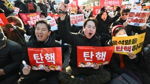 Corea del Sud, migliaia in piazza contro Yoon: oggi il voto di impeachment