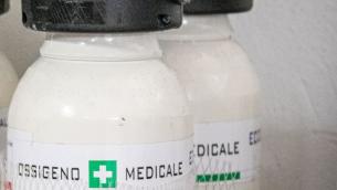 Coronavirus Napoli, mancano bombole ossigeno: allarme farmacie