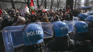 Cortei pro Palestina a Napoli e Torino, scontri con la polizia davanti sedi Rai: feriti