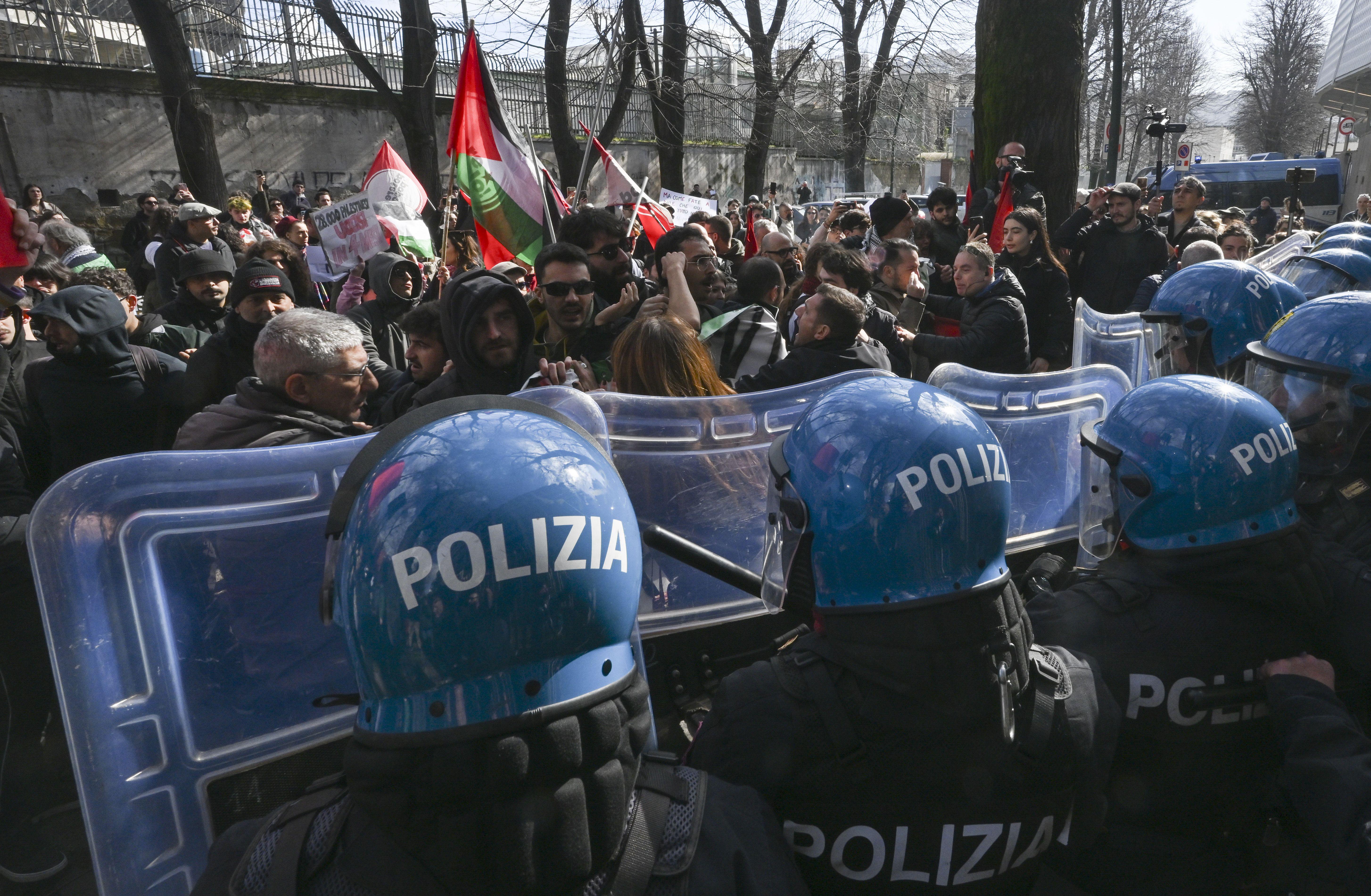 Cortei pro Palestina a Napoli e Torino, scontri con la polizia davanti sedi Rai: feriti