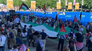 Cortei pro Palestina in diverse città, tensione ai cancelli del Salone del libro a Torino