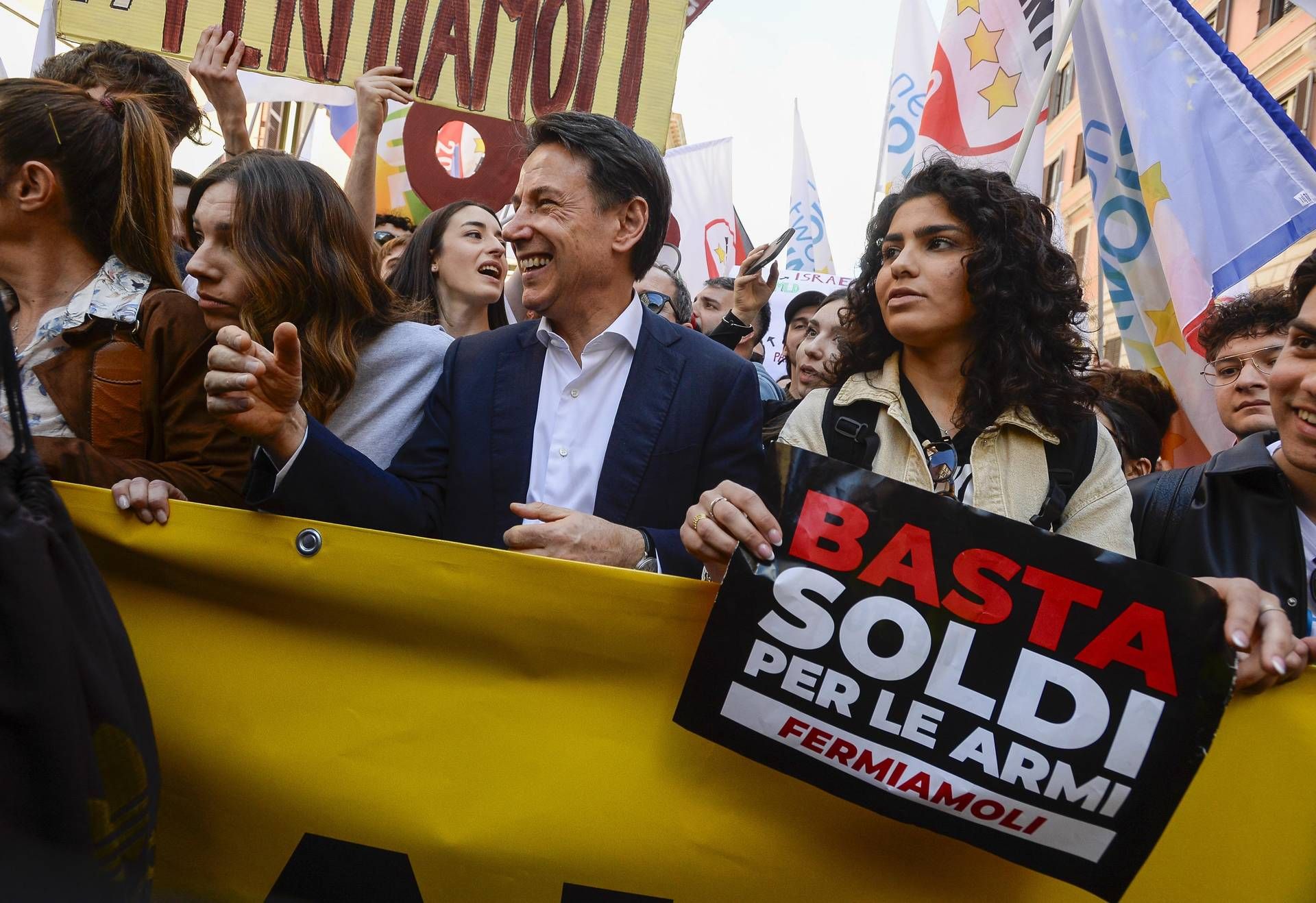 Corteo M5S contro il riarmo, Conte 'invade' la piazza: "Costruiamo l'alternativa"