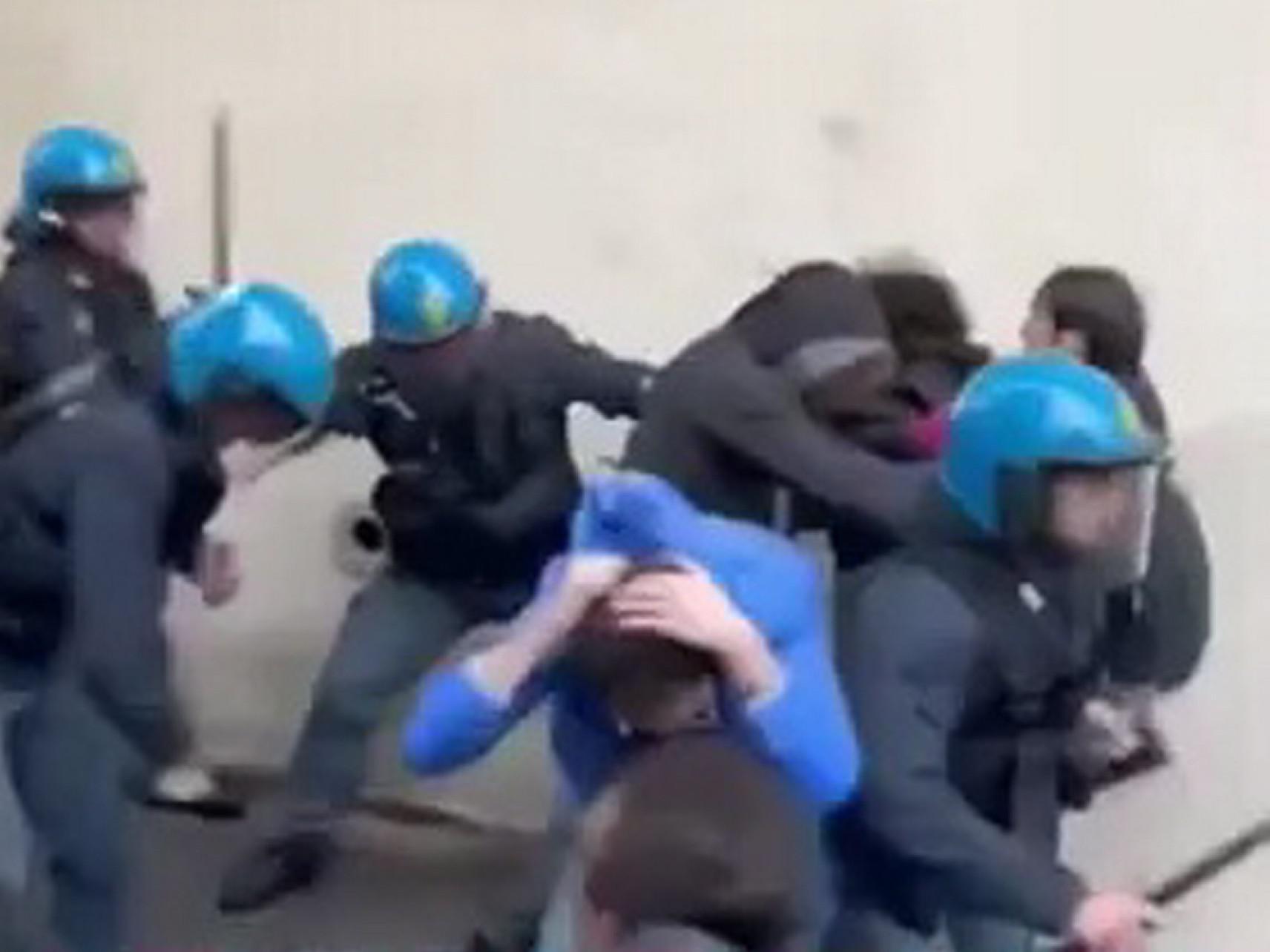 Corteo Pisa, "poliziotti hanno contribuito a loro stessa individuazione"