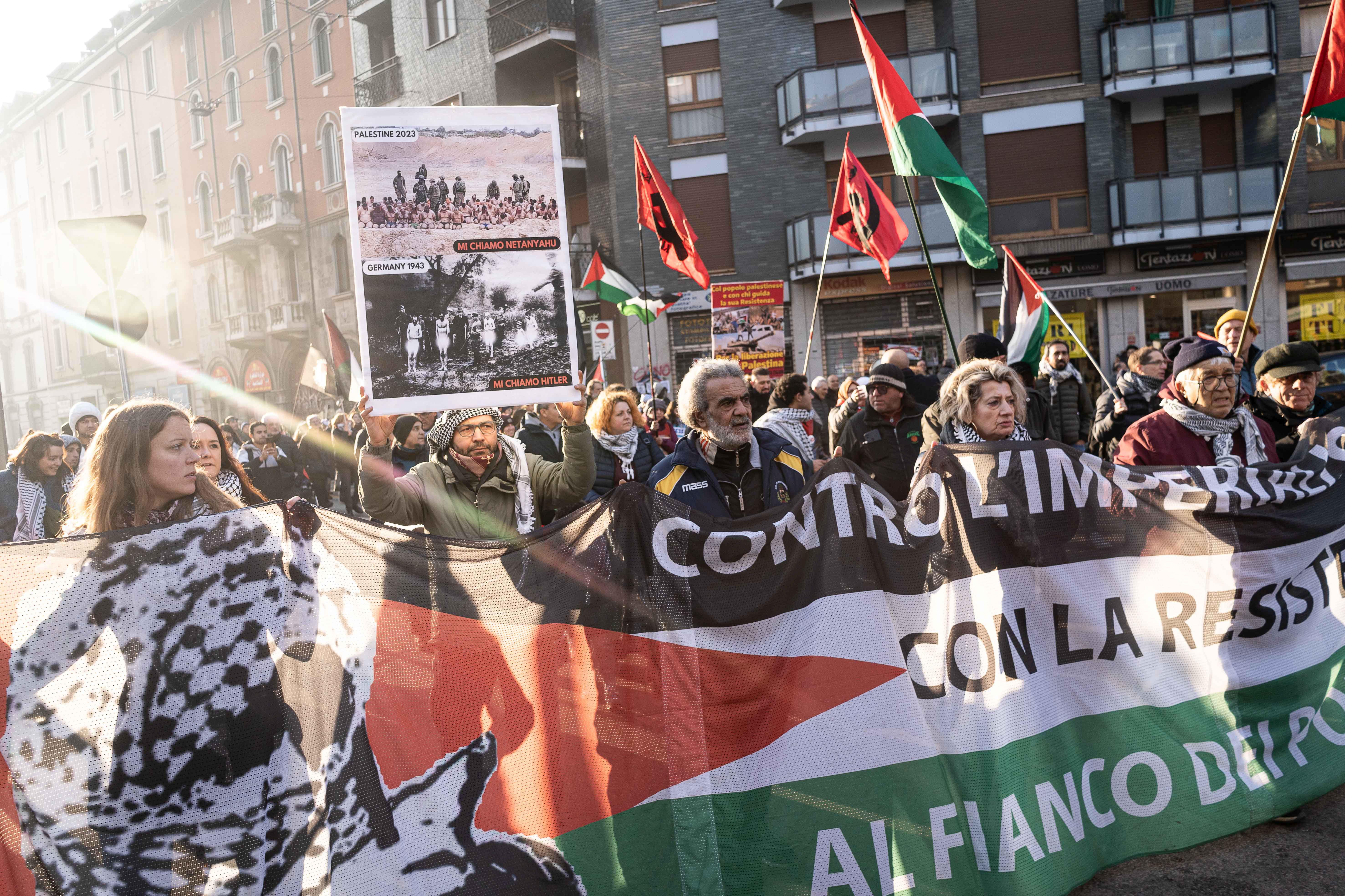 Corteo pro Palestina a Milano: "Sionisti come SS, fermare il genocidio"