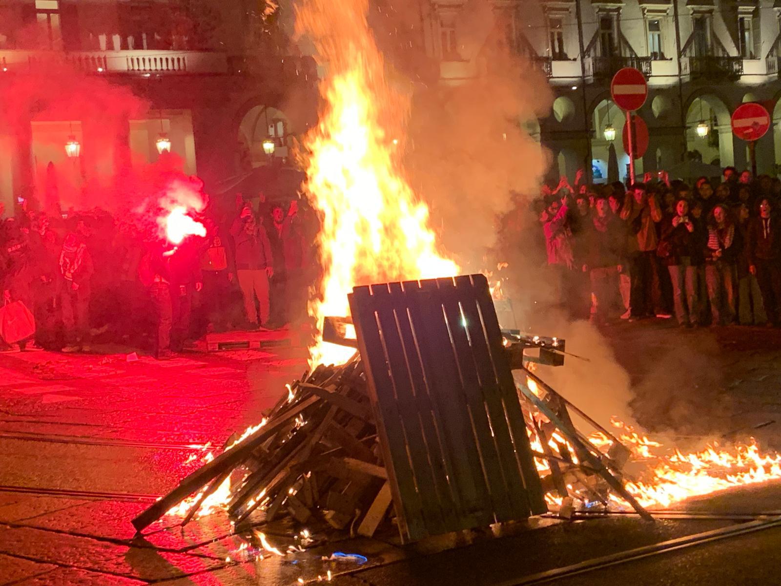 Corteo pro Palestina a Torino, bruciate bandiere di Israele