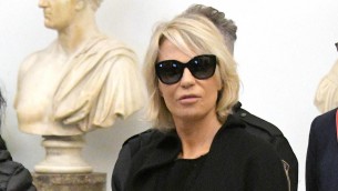 Costanzo, chiedono selfie a Maria De Filippi nella camera ardente