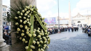 Costanzo, oggi i funerali: in migliaia a Piazza del Popolo