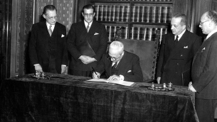 Il presidente della Repubblica Enrico De Nicola firma la Costituzione italiana alla presenza di Alcide De Gasperi e Umberto Terracini, il 27 dicembre 1947