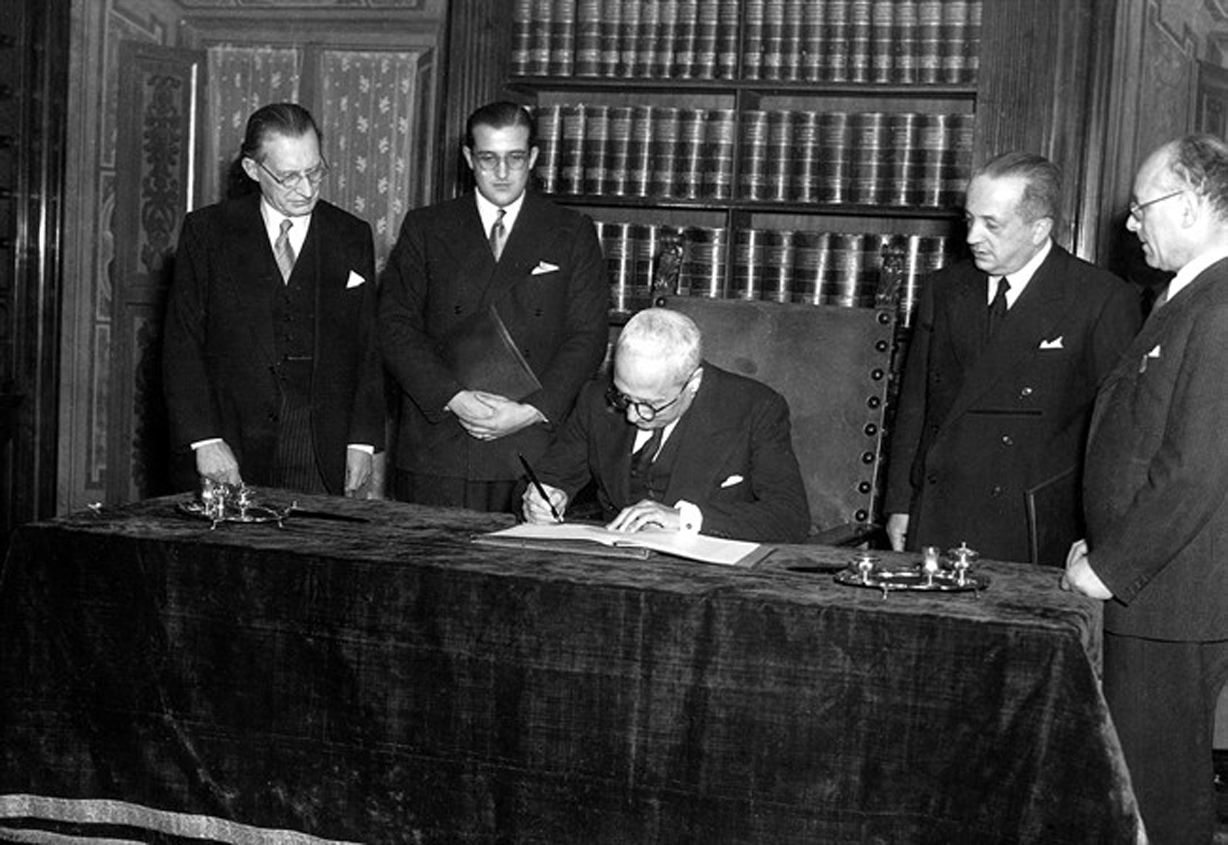 Il presidente della Repubblica Enrico De Nicola firma la Costituzione italiana alla presenza di Alcide De Gasperi e Umberto Terracini, il 27 dicembre 1947