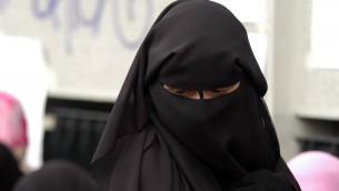 Costretta a portare il velo e picchiata, denunciati madre e nonno di una 14enne