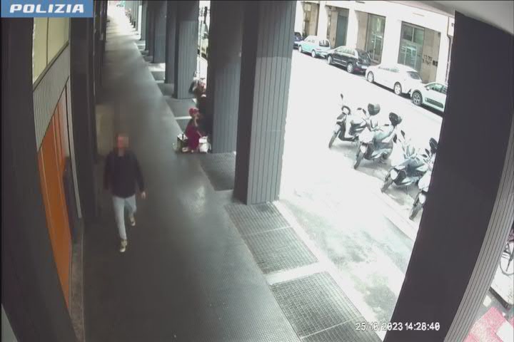 Costrette a fare l'elemosina e picchiate, l'odissea di due sorelle - Video