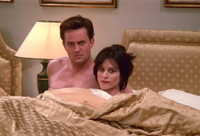 Courtney Cox ricorda Matthew Perry con scena di Friends: "Mi manchi ogni giorno"