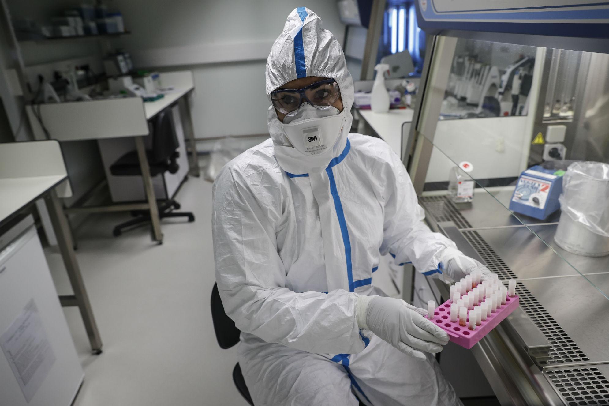 Covid, 90 farmaci per combattere il coronavirus: 13 sono in pole