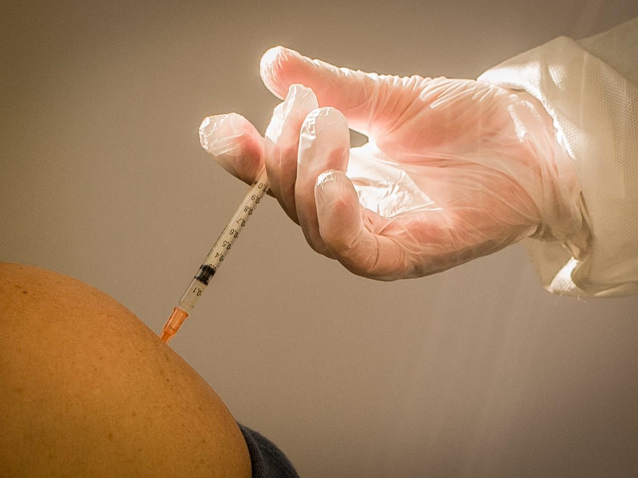 Covid, Andreoni: "Ritardo vaccini apre scenario rischioso"