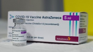 Covid, AstraZeneca ammette: vaccino può causare trombosi rara