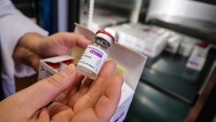 Covid, AstraZeneca consegna nuovi dati agli Usa: "Efficace al 76%"
