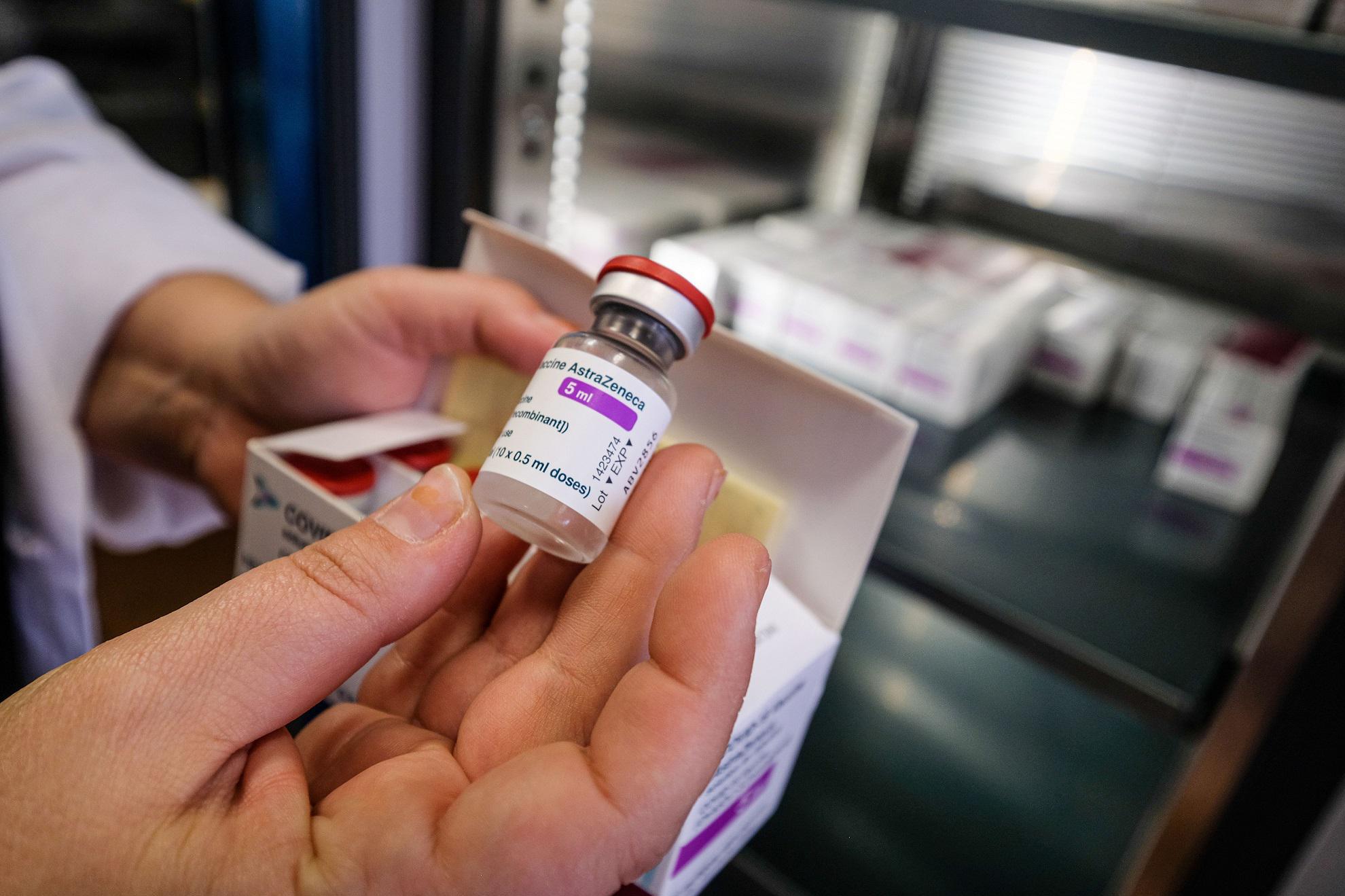 Covid, AstraZeneca consegna nuovi dati agli Usa: "Efficace al 76%"