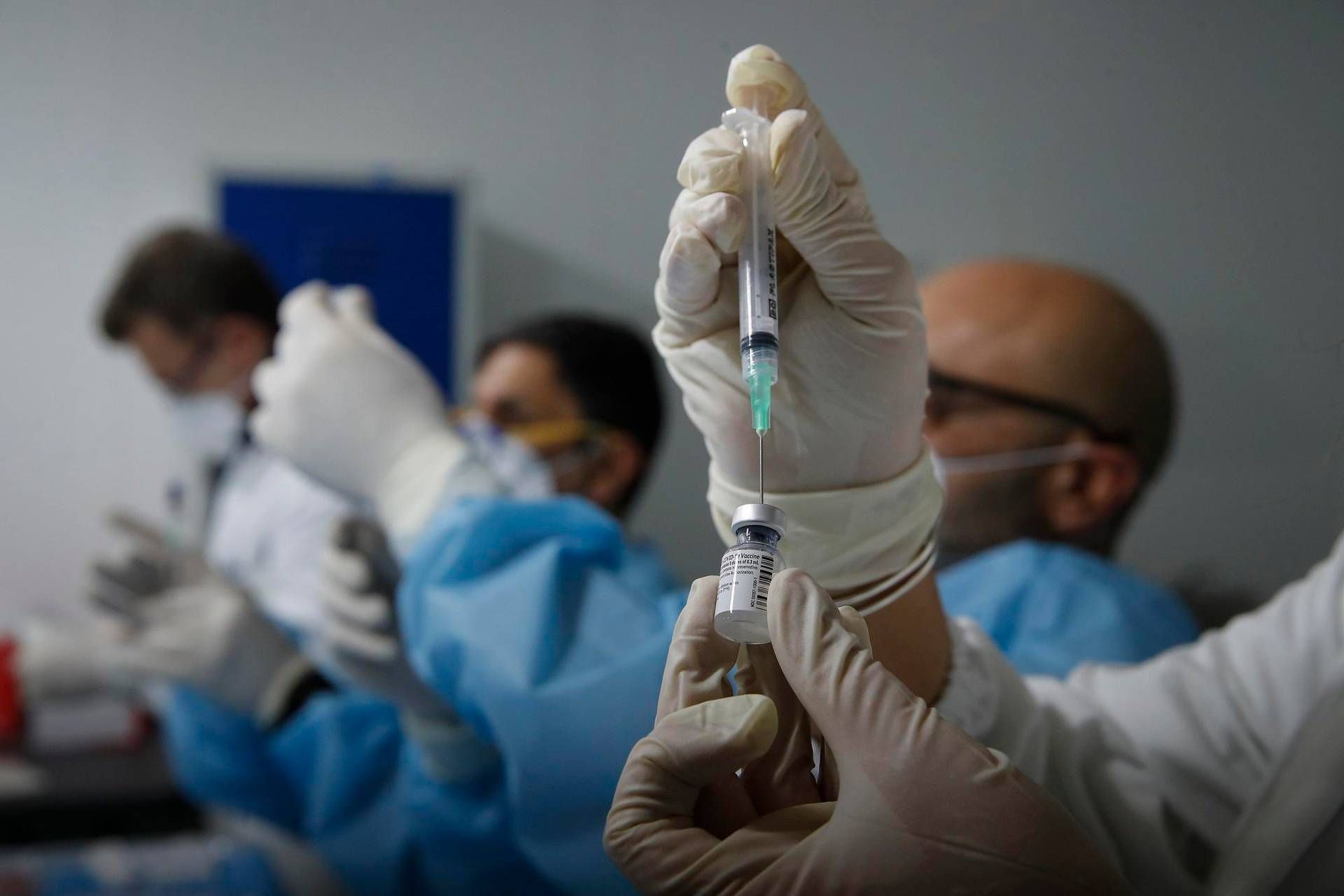 Covid, Bassetti: "In campana con la nuova variante, in Asia aumento di casi"