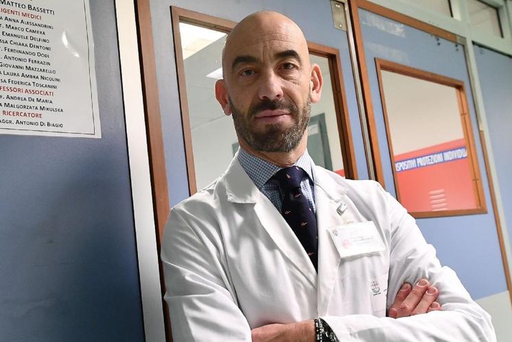 Covid, Bassetti: "Scandaloso che Speranza non sia vaccinato"