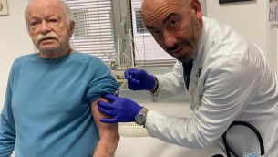 Covid, Bassetti vaccina Gino Paoli: "Esempio per altri over 80"