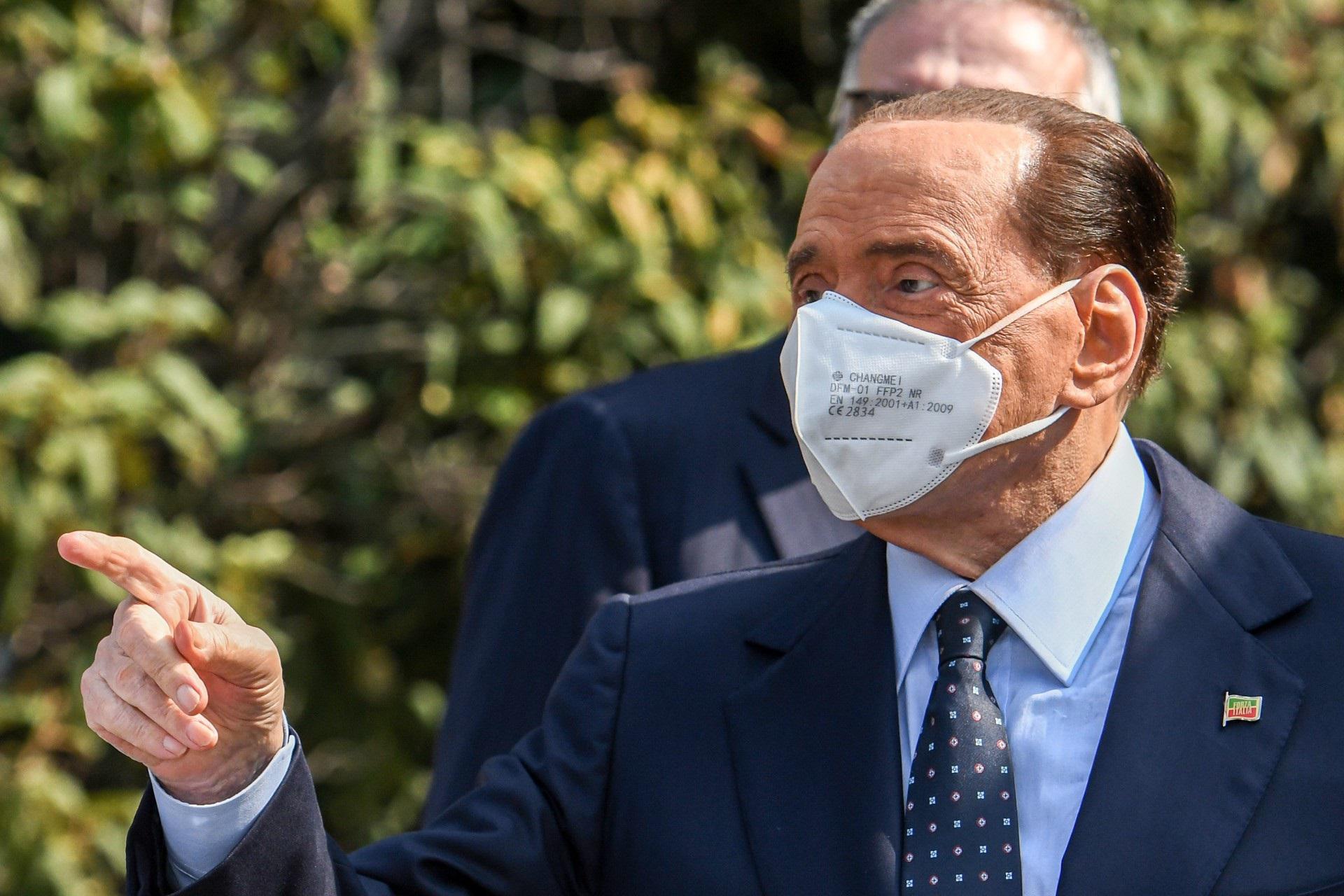 Covid, Berlusconi: "Varianti pericolose, inaccettabile rifiuto del vaccino"