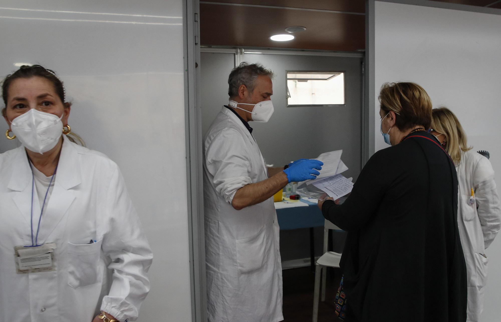 Covid, Campania conferma obbligo mascherine in ospedali e Rsa